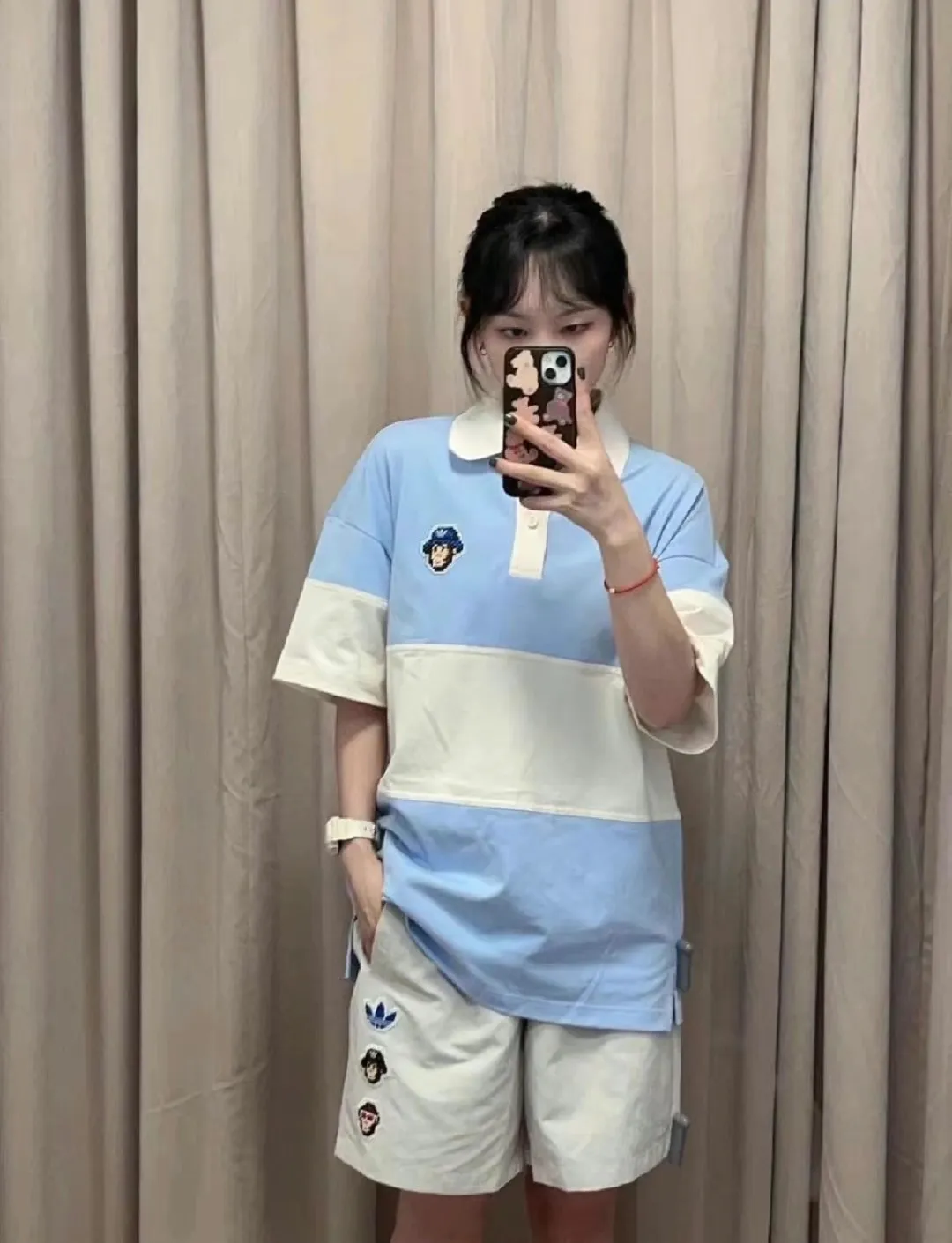 No watermark upper body renderings 𝟬𝟱𝟰𝟰𝟵# Exclusive real shot/difference between various stolen pictures and online version on the market [Adidas joint model for men and women Same Style𝗔𝗱𝗶𝗱𝗮𝘀/Adidas clover 𝘅 𝗠𝗼𝗻𝗸𝗲𝘆 𝗞𝗶𝗻𝗴𝗱𝗼𝗺 Joint Series 𝗪𝗼𝘃𝗲𝗻 𝗦𝗵𝗼𝗿𝘁𝘀】 Embroidered 𝗟𝗼𝗴𝗼 Drawstring Lace-Up casual sports casual shorts ✅Full set of 1:1 customized accessories ➕Customized three-label ➕𝗬𝘂𝗮𝗻 version hang tag ➕𝗹𝗼𝗴𝗼 packaging bag🔥 ➕Scan the tag to enter the official website. ✅The top version, worn by many bloggers on Xiaohongshu ins. 💥Excellent woven fabric, smooth to the touch, quick-drying, perspiration-wicking, lightweight, breathable, anti-wrinkle, highly elastic and non-deformable, making the upper body super stylish and cool. Very comfortable in the hot summer! ✅Simple and atmospheric! Ordered from a major factory, the three standards are complete. Both the fabric and workmanship details are absolutely top-notch. The three-dimensional tailoring makes the upper body appear slimmer. In the hot and long summer, it is strongly recommended that you have two, it is a must buy! Size: S.M, L, XL, Color: Black, White
